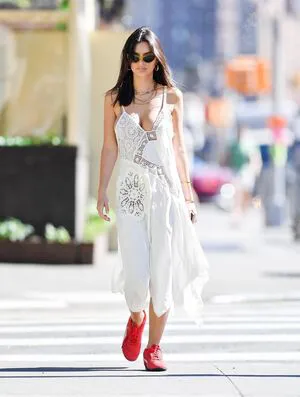 Emily Ratajkowski OnlyFans Leaked Free Thumbnail Picture - #4C0gE4fX01