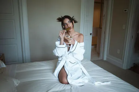 Emily Ratajkowski OnlyFans Leaked Free Thumbnail Picture - #4cbFdL5Ub6