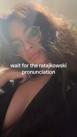 Emily Ratajkowski OnlyFans Leaked Free Thumbnail Picture - #64JzCMxlZe