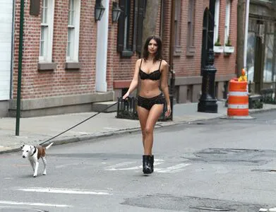 Emily Ratajkowski OnlyFans Leaked Free Thumbnail Picture - #9FM1cbKP2V