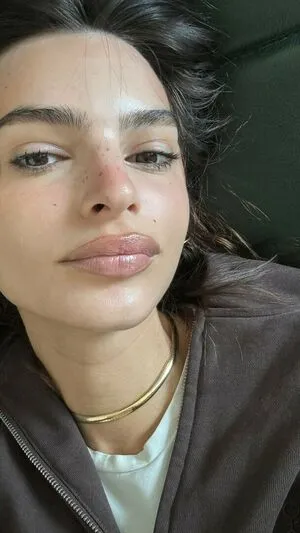 Emily Ratajkowski OnlyFans Leaked Free Thumbnail Picture - #A59QrCI2X2