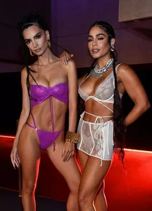 Emily Ratajkowski OnlyFans Leaked Free Thumbnail Picture - #B9lWafg4XH