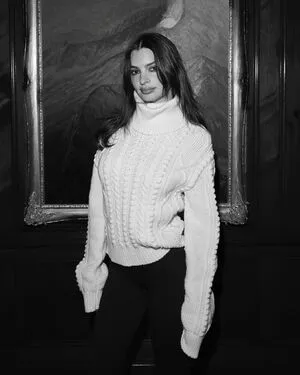 Emily Ratajkowski OnlyFans Leaked Free Thumbnail Picture - #BAEwU0YBgx