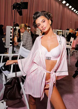 Emily Ratajkowski OnlyFans Leaked Free Thumbnail Picture - #CyyZKfXgPR