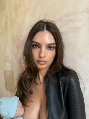 Emily Ratajkowski OnlyFans Leaked Free Thumbnail Picture - #DJnhtLo9pD