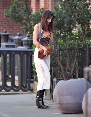 Emily Ratajkowski OnlyFans Leaked Free Thumbnail Picture - #ETPFjekkKo
