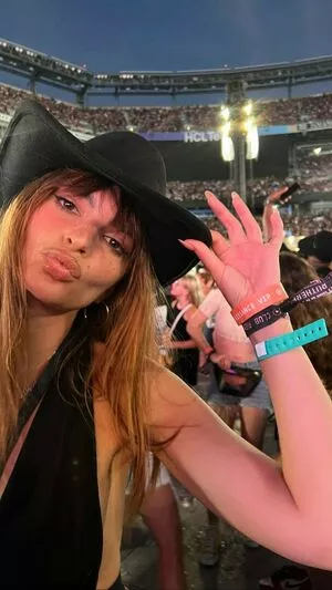 Emily Ratajkowski OnlyFans Leaked Free Thumbnail Picture - #EpRwVLnUO4