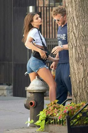 Emily Ratajkowski OnlyFans Leaked Free Thumbnail Picture - #FTM7y5KqNj