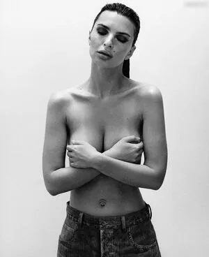 Emily Ratajkowski OnlyFans Leaked Free Thumbnail Picture - #FlQGSg5033