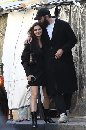 Emily Ratajkowski OnlyFans Leaked Free Thumbnail Picture - #QMIGooCRY3