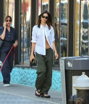 Emily Ratajkowski OnlyFans Leaked Free Thumbnail Picture - #R3dJGqKdam
