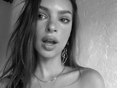 Emily Ratajkowski OnlyFans Leaked Free Thumbnail Picture - #Zh1CENsKeo
