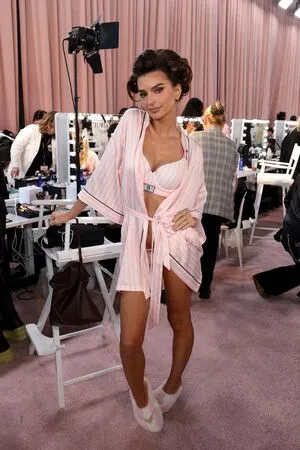 Emily Ratajkowski OnlyFans Leaked Free Thumbnail Picture - #etAdfm8Stn