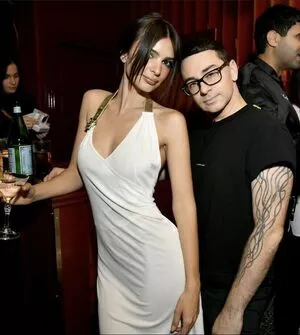 Emily Ratajkowski OnlyFans Leaked Free Thumbnail Picture - #iLMRZEDuRe