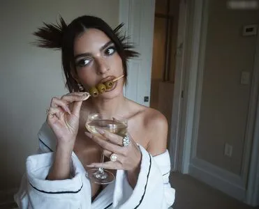 Emily Ratajkowski OnlyFans Leaked Free Thumbnail Picture - #jRznKKjzZm