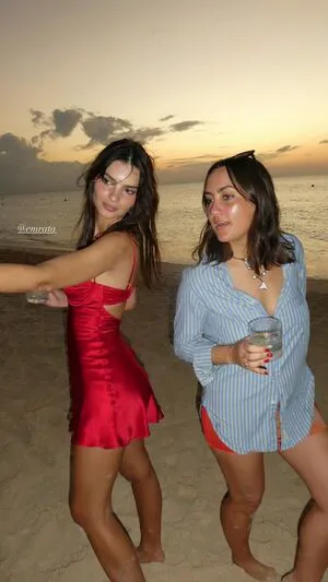 Emily Ratajkowski OnlyFans Leaked Free Thumbnail Picture - #pkhST486ld