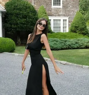 Emily Ratajkowski OnlyFans Leaked Free Thumbnail Picture - #qnEdi2w38F