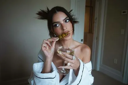 Emily Ratajkowski OnlyFans Leaked Free Thumbnail Picture - #s2s9GdowmB