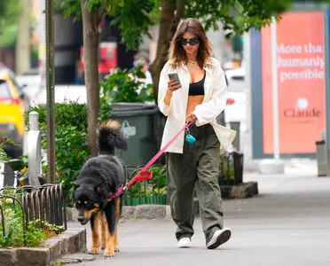 Emily Ratajkowski OnlyFans Leaked Free Thumbnail Picture - #v4w5hj1dD1
