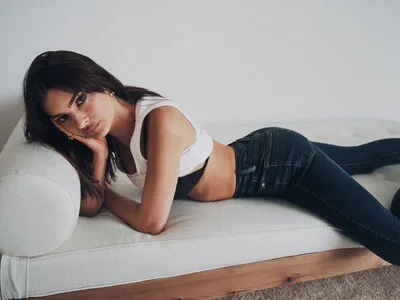 Emily Ratajkowski OnlyFans Leaked Free Thumbnail Picture - #w1b6hOhWJ9