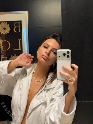 Emily Ratajkowski OnlyFans Leaked Free Thumbnail Picture - #xi2le0esvW
