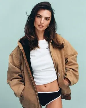 Emily Ratajkowski OnlyFans Leaked Free Thumbnail Picture - #yHoUxAOAUl