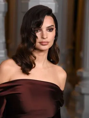 Emily Ratajkowski OnlyFans Leaked Free Thumbnail Picture - #ygUwdWM129