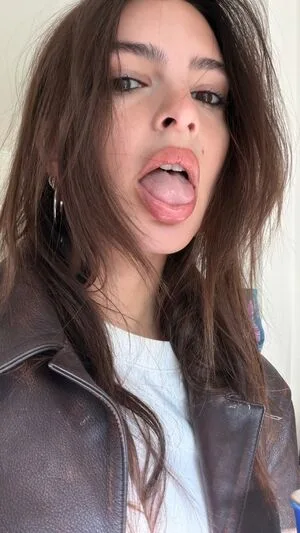 Emily Ratajkowski OnlyFans Leaked Free Thumbnail Picture - #zV1dH4ll56