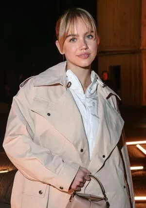 Emma Brooks OnlyFans Leaked Free Thumbnail Picture - #1Ms3feCt6G