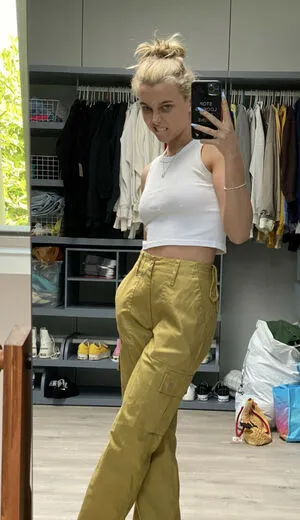 Emma Chamberlain OnlyFans Leaked Free Thumbnail Picture - #Dua41u0IXt