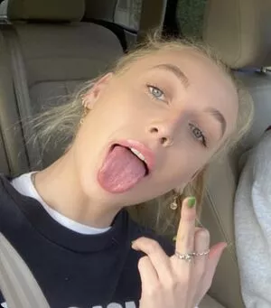 Emma Chamberlain OnlyFans Leaked Free Thumbnail Picture - #ErTYyeGRlE