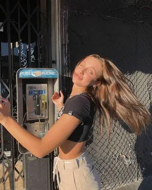 Emma Chamberlain OnlyFans Leaked Free Thumbnail Picture - #rWpIllun1L