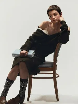 Emma Corrin OnlyFans Leaked Free Thumbnail Picture - #Rhu8RDiaiD