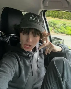 Emma Dumont OnlyFans Leaked Free Thumbnail Picture - #5mGj2pHsAe