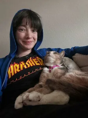 Emma Dumont OnlyFans Leaked Free Thumbnail Picture - #F3Q5WMu8ZR