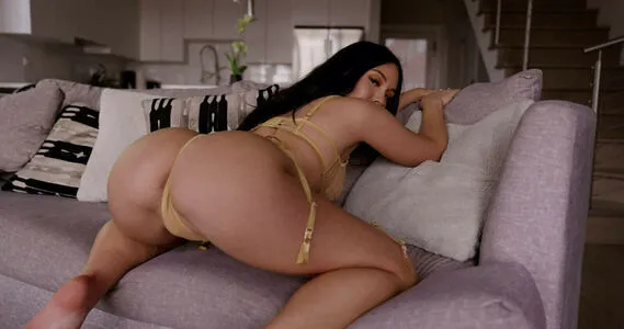 Emmaameera OnlyFans Leaked Free Thumbnail Picture - #AX0jK9aKDg