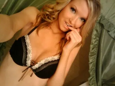 Erinmichellexo OnlyFans Leaked Free Thumbnail Picture - #4tlenF2Fps
