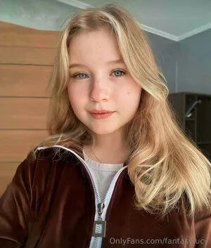 Fantasylucy OnlyFans Leaked Free Thumbnail Picture - #4xgazjWzTk