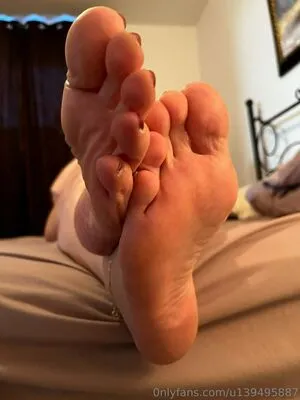 Foot Mistress Miss B OnlyFans Leaked Free Thumbnail Picture - #AgwgogFEza