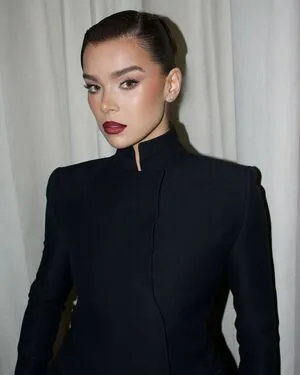 Hailee Steinfeld OnlyFans Leaked Free Thumbnail Picture - #2ZkaZQCi5x