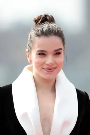 Hailee Steinfeld OnlyFans Leaked Free Thumbnail Picture - #5MDEiAxch4