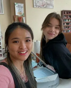 Hailee Steinfeld OnlyFans Leaked Free Thumbnail Picture - #Ax3RmRfB5x