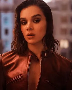 Hailee Steinfeld OnlyFans Leaked Free Thumbnail Picture - #NezyVnfeLF