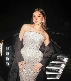Hailee Steinfeld OnlyFans Leaked Free Thumbnail Picture - #b3XH92fVQg