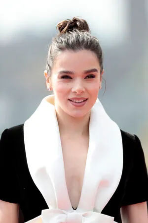 Hailee Steinfeld OnlyFans Leaked Free Thumbnail Picture - #yttvOqj4MK