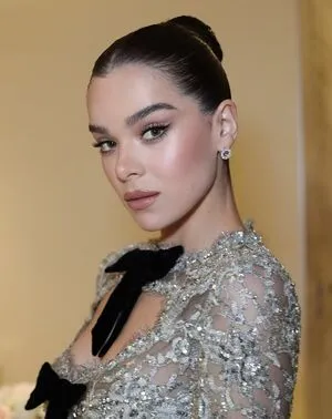 Hailee Steinfeld OnlyFans Leaked Free Thumbnail Picture - #B7AKZHfk90