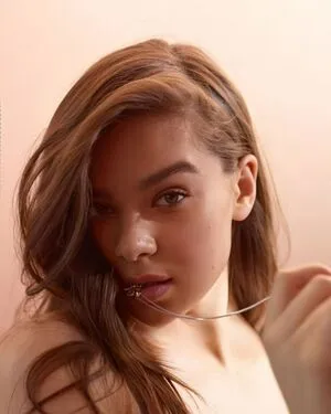 Hailee Steinfeld OnlyFans Leaked Free Thumbnail Picture - #LPR01VUeC0