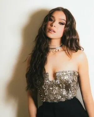 Hailee Steinfeld OnlyFans Leaked Free Thumbnail Picture - #NIPhPozFPS