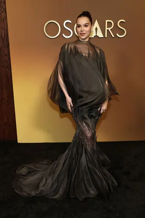 Hailee Steinfeld OnlyFans Leaked Free Thumbnail Picture - #VeGLCtudjn