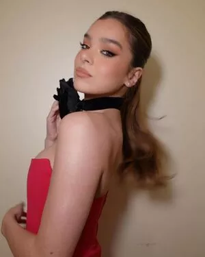 Hailee Steinfeld OnlyFans Leaked Free Thumbnail Picture - #0BEDErmdst